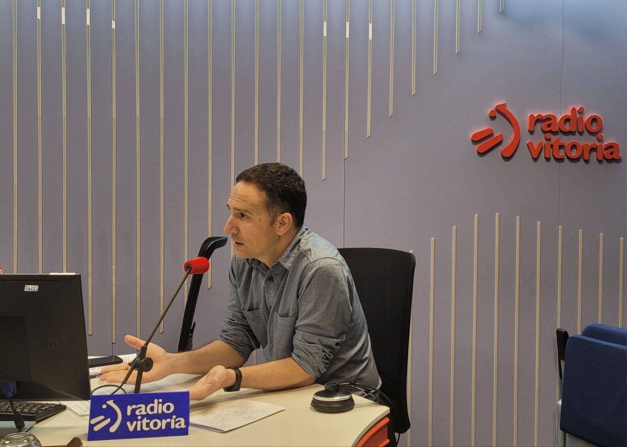 Mitxel Lakuntza: "Pradalesek ezin du sindikatuen eta patronalaren arteko ekidistantzian babestu" Mitxel Lakuntza: "Pradalesek ezin du sindikatuen eta patronalaren arteko ekidistantzian babestu"