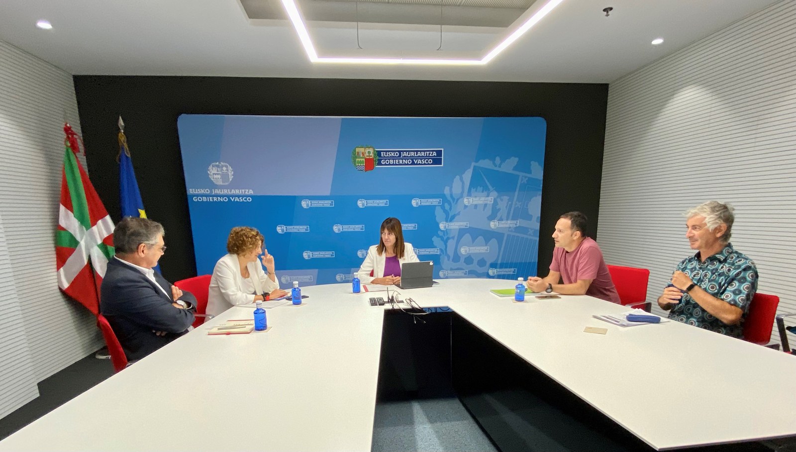 Mitxel Lakuntzak Idoia Mendiaren aurrean salatu du DSBEari buruzko lege proiektuak azken urteotako murrizketak betikotzen dituela