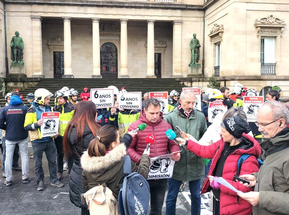 Mobilizazioak eta Batzar Nagusietan agerraldia iragarri dituzte Arabako Foru Suhiltzaileek Mobilizazioak eta Batzar Nagusietan agerraldia iragarri dituzte Arabako Foru Suhiltzaileek