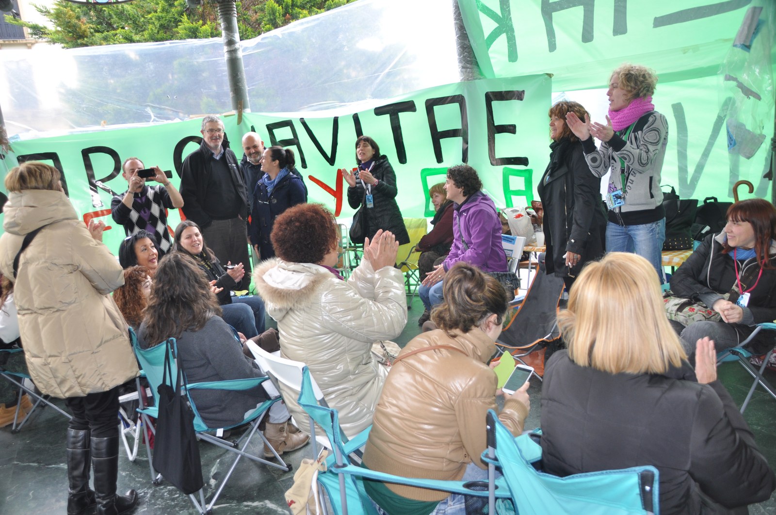 Muñoz Gipuzkoako zahar-etxeetako grebalariekin elkartu da