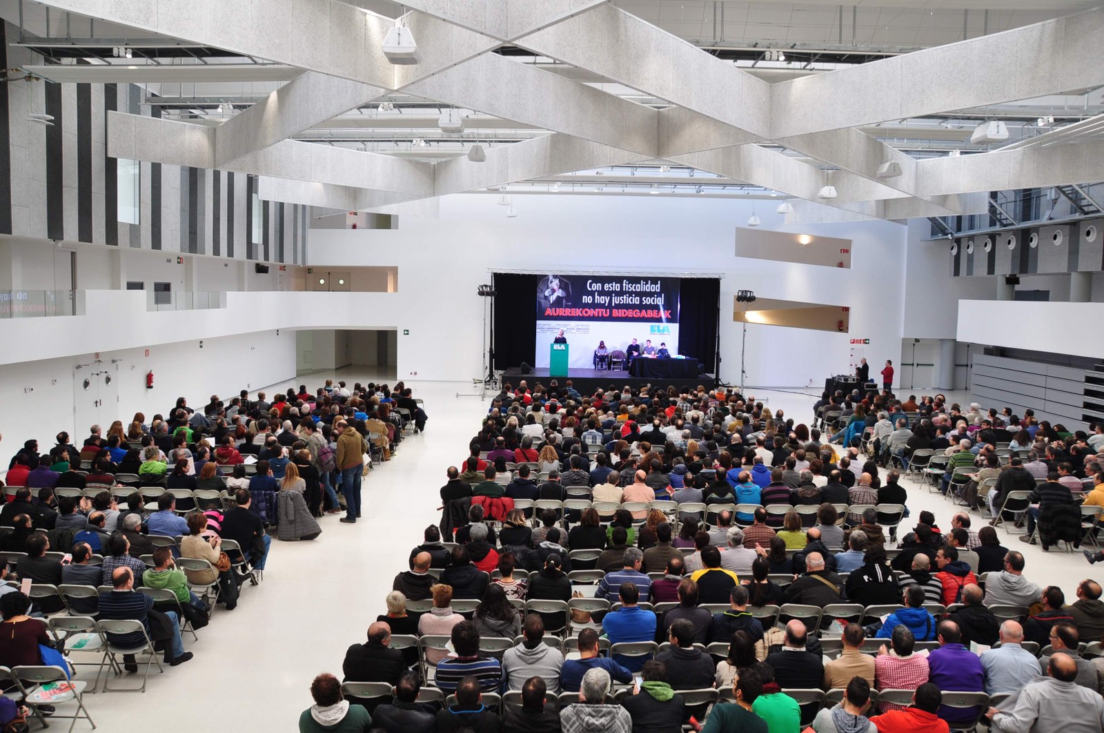 Murrizketak Gasteizen eta Iruñean erabakitzen dira