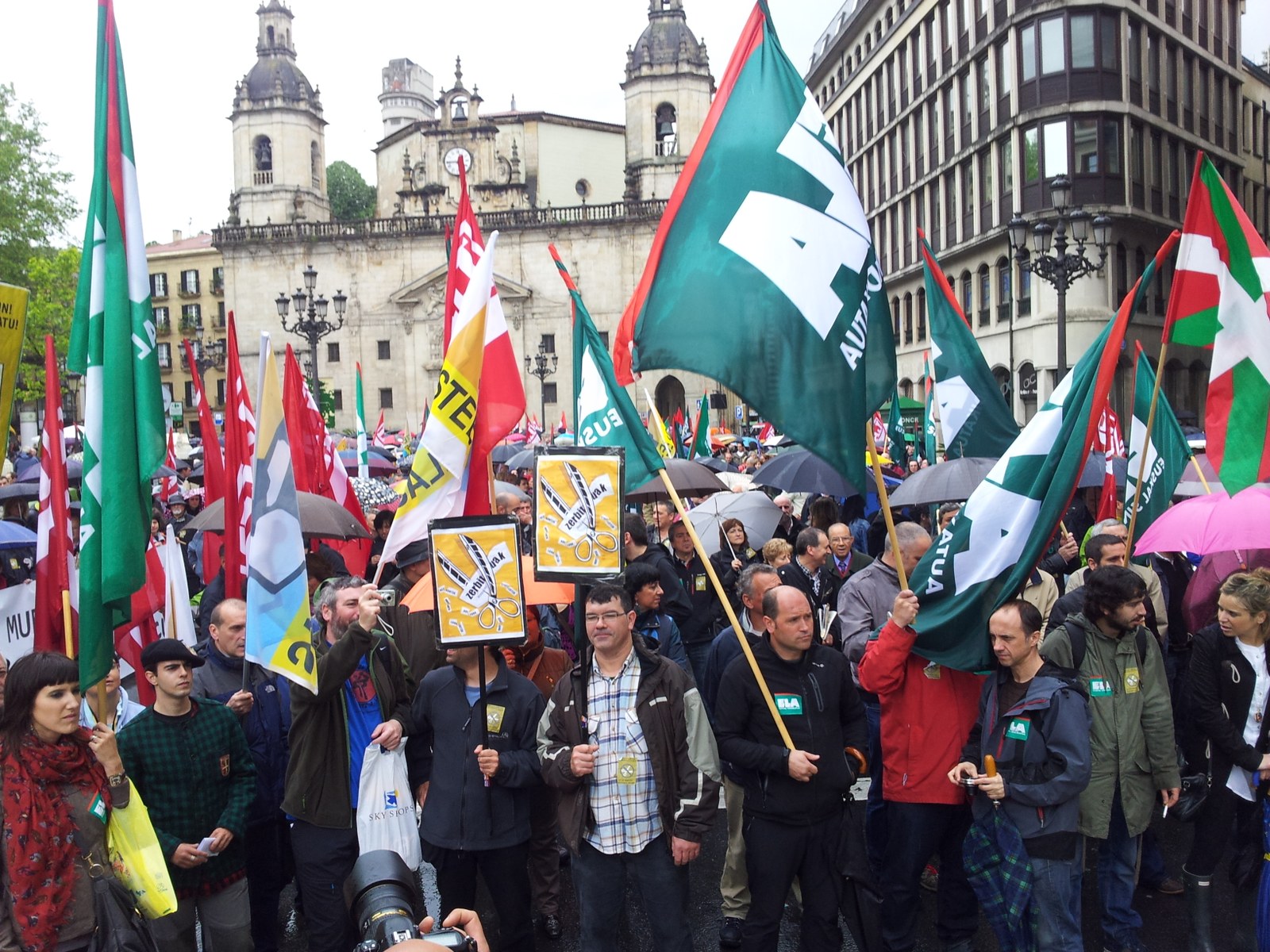 Murrizketan aurka manifestazioak izan dira Gasteiz eta Bilbon
