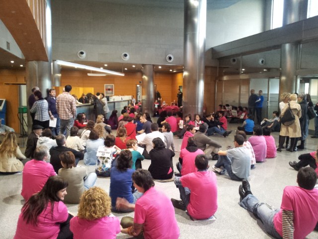 Murrizketen aurkako elkarretaratzea Lakuan