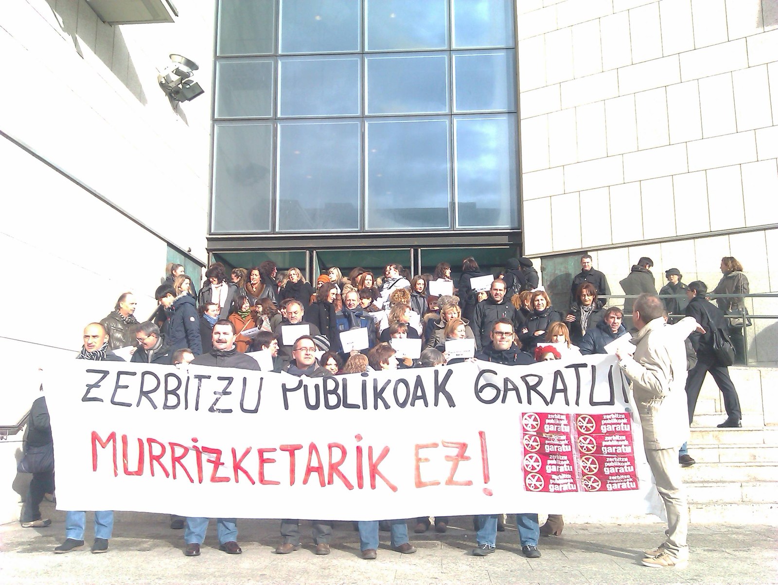 Murrizketen aurkako elkarretaratzeak Administrazioko hainbat egoitzetan