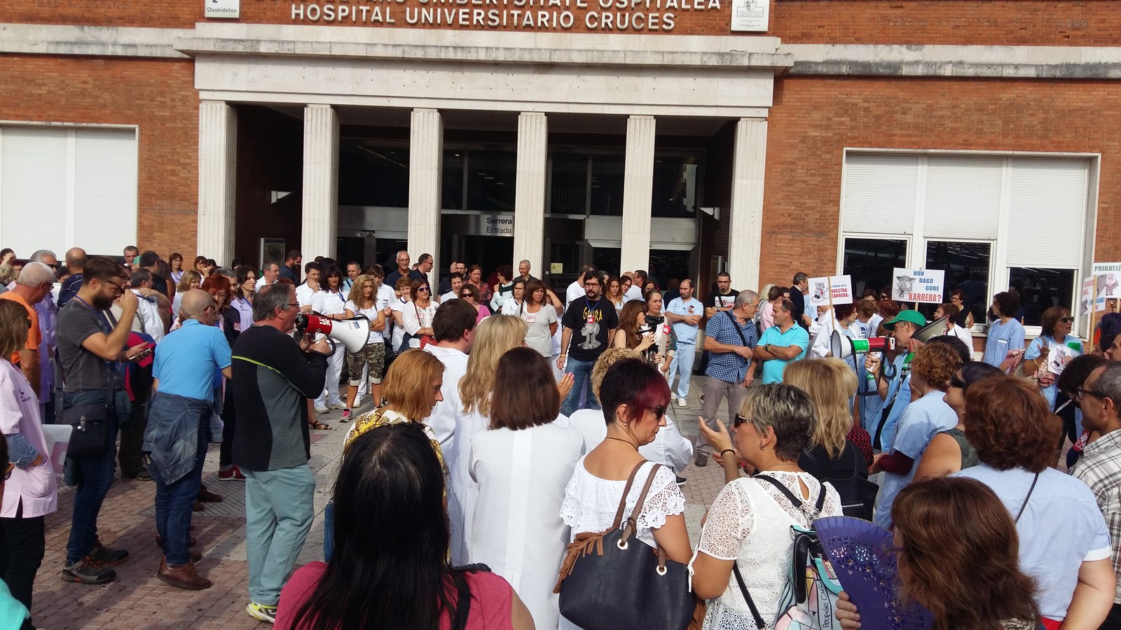 Murrizketen aurkako elkarretaratzeak ospitaletan