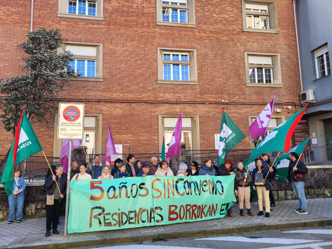 Nafarroako Gobernua hitzarmena sektoreko langileen bizkarrean negoziatzen ari da