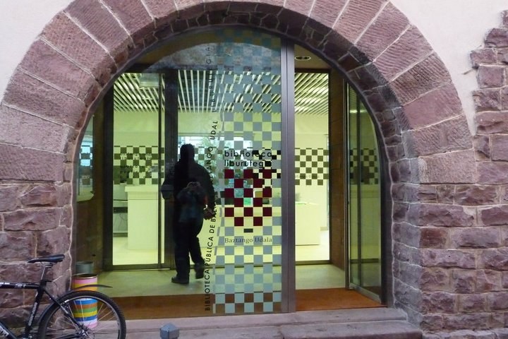 Nafarroako Gobernuak 10 liburutegi publiko erabat edo partzialki itxi ditu ordezkapenik ez jartzeagatik