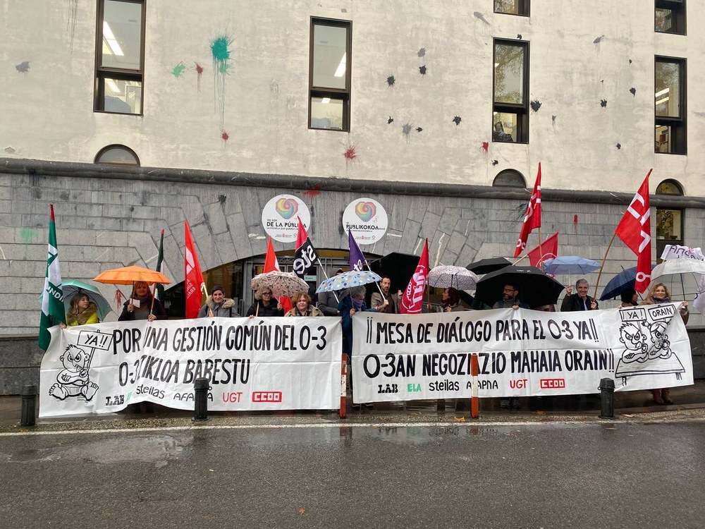 Nafarroako Gobernuak hitzarmena eta konpromisoak betetzen ez dituela salatzeko kontzentrazioa egin dute