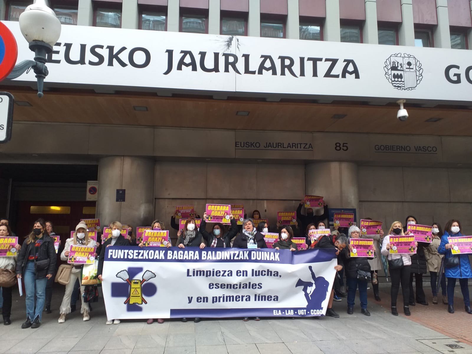 Osakidetzako garbitzaile azpikontratatuek greba egingo dute apirilaren 7, 8 eta 9an lan hitzarmenaren defentsan Osakidetzako garbitzaile azpikontratatuek greba egingo dute apirilaren 7, 8 eta 9an lan hitzarmenaren defentsan