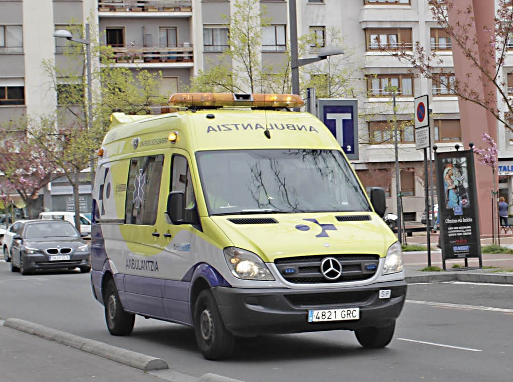 Osasun garraioko langile bati arma zuriz eraso egiten saiatu ziren Gasteizen, lanean zela