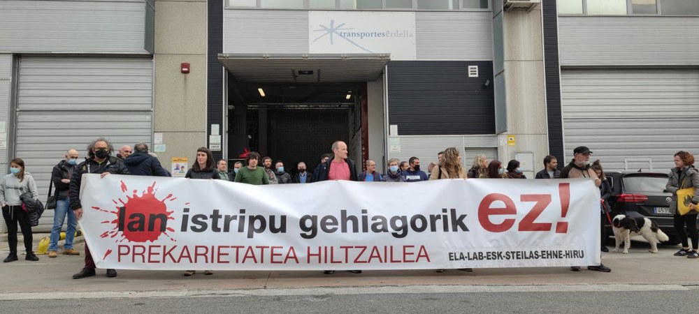 Otsailaren 14an lan-istripuan hil zen kamioilari baten heriotza salatzeko elkarretaratzea egin dute sindikatuek Larrabetzun