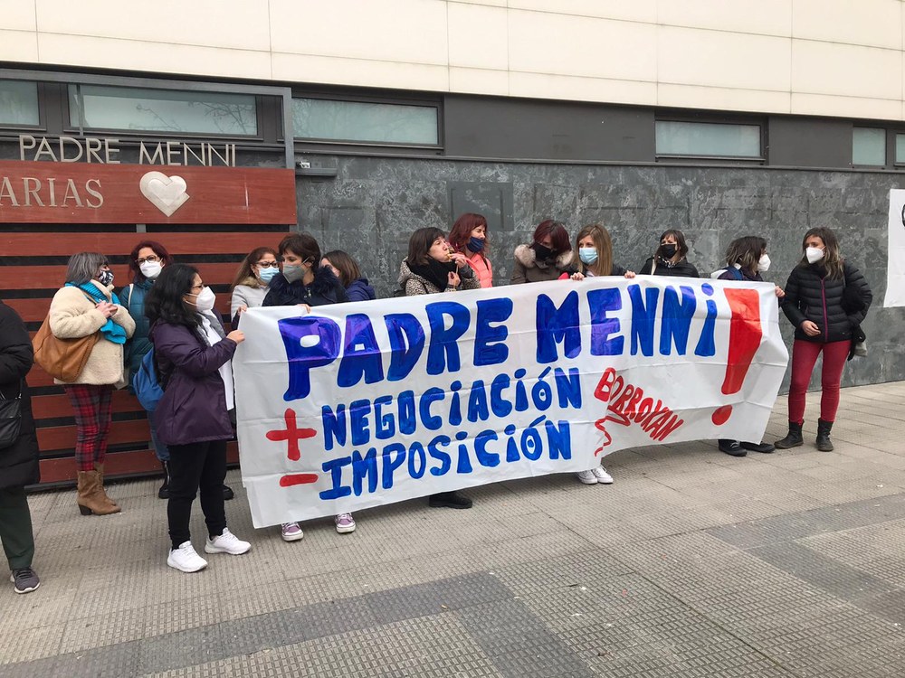 Padre Menniren langileak elkarretaratzea egin dute hitzarmenaren alde