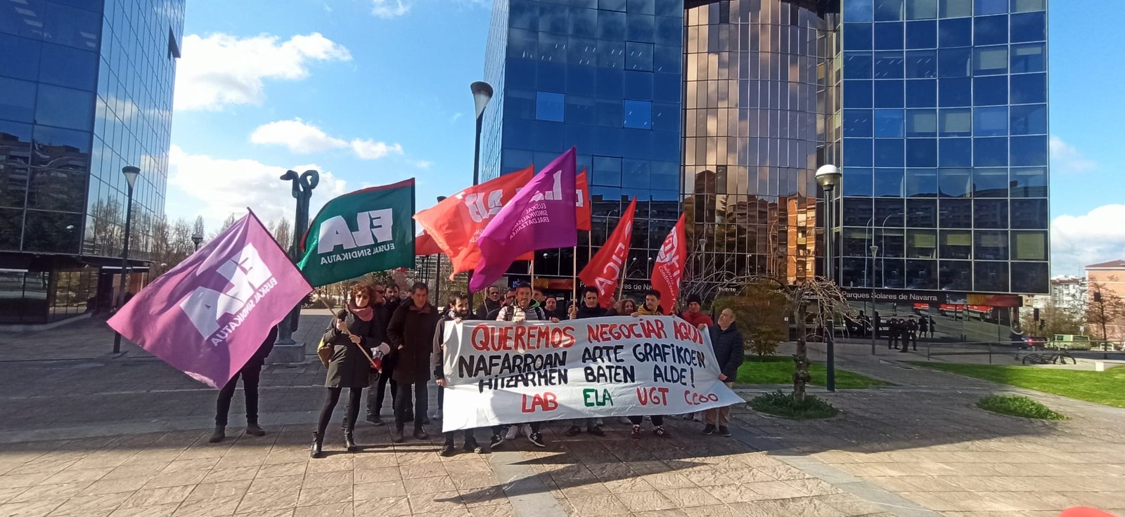 Patronalak hitzarmena berreskuratzeari uko egin diola salatzeko elkarretaratzea egin dute Patronalak hitzarmena berreskuratzeari uko egin diola salatzeko elkarretaratzea egin dute