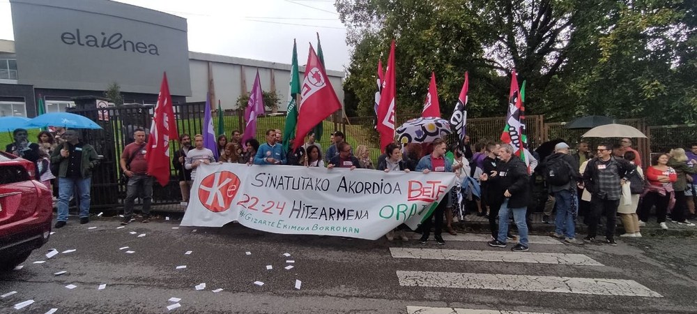 Patronalei eta eskolei greba amaierako akordioa betetzeko eta hitzarmenean sartzeko eskatu diete