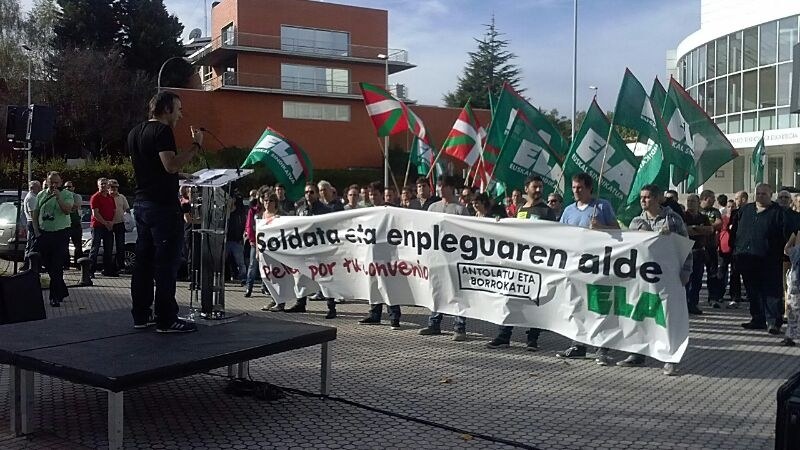Patronalen aurrean elkarretaratzeak egin ditu ELAk, mobilizazio asteari hasera emanez