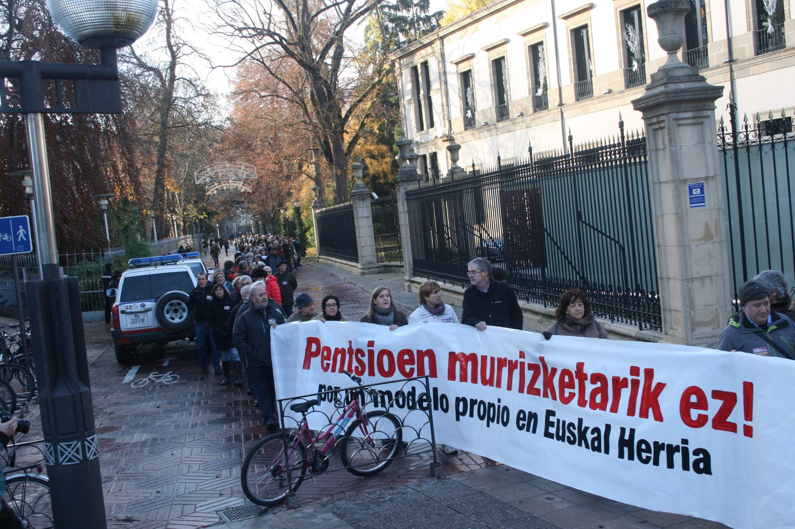 Pentsioen murrizketen aurka protestak Gasteiz eta Iruñeako Parlamentuen aurrean