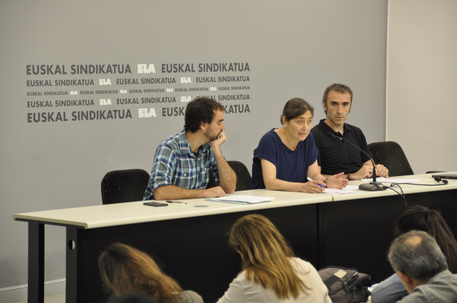 Industria Politikarik gabe ehunka lanpostu galduko dira