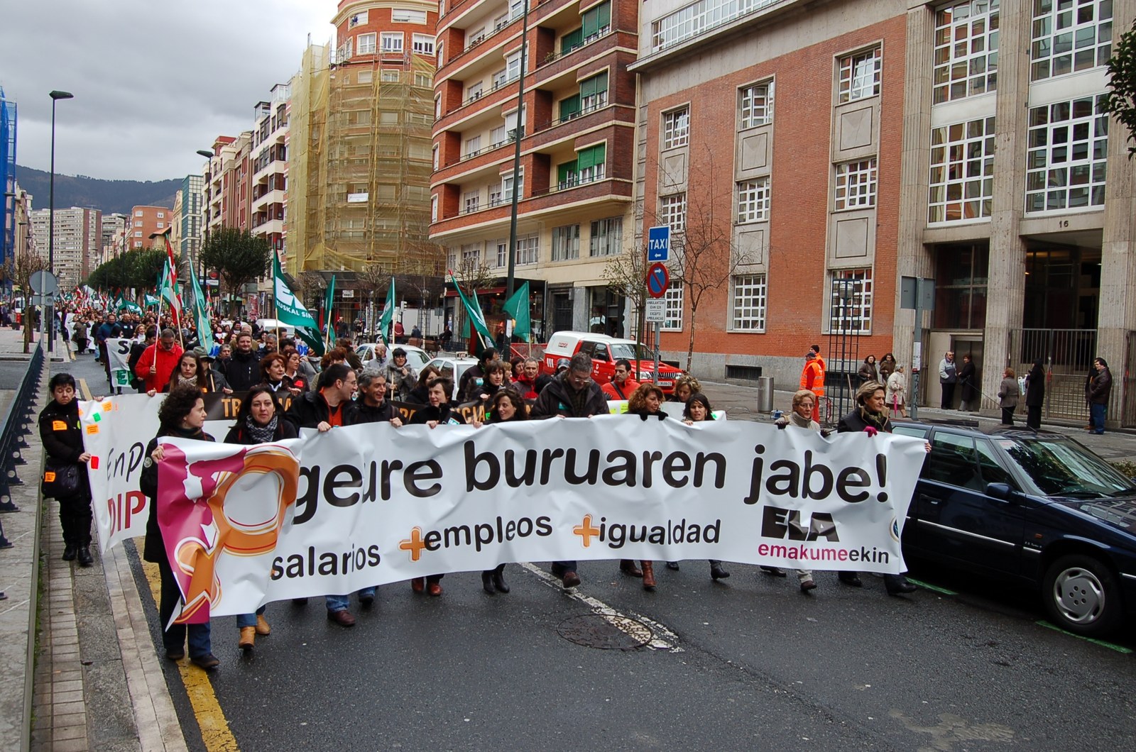 Prekarietateak emakume aurpegia du