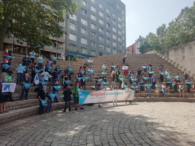 Presoak hurbiltzea eta espetxe-politika aldatzea eskatu dute Gasteizen egindako kontzentrazio batean