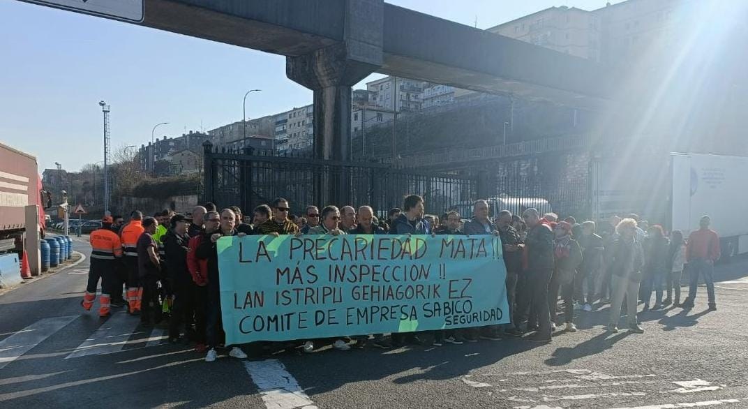 Sabico enpresako langileek elkarretaratzea egin dute azken lan-heriotza salatzeko Sabico enpresako langileek elkarretaratzea egin dute azken lan-heriotza salatzeko