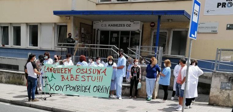 Santurtziko Kabiezeseko osasun-zentroko langileek kontzentrazioa egin dute eraikineko uholdeak salatzeko