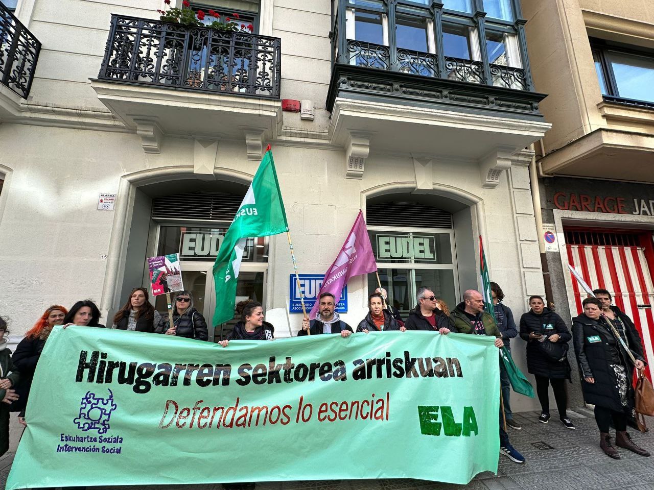 Sektoreko langileen prekarietatea salatu dute Gizarteratzearen eta EUDELen egoitzen parean Sektoreko langileen prekarietatea salatu dute Gizarteratzearen eta EUDELen egoitzen parean