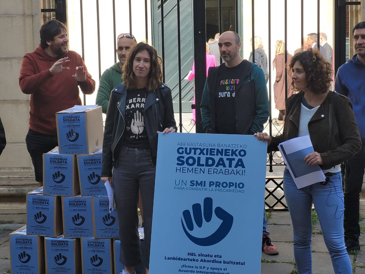 Sinadurak biltzen hasi dira gutxieneko soldata propioa lortzeko Sinadurak biltzen hasi dira gutxieneko soldata propioa lortzeko