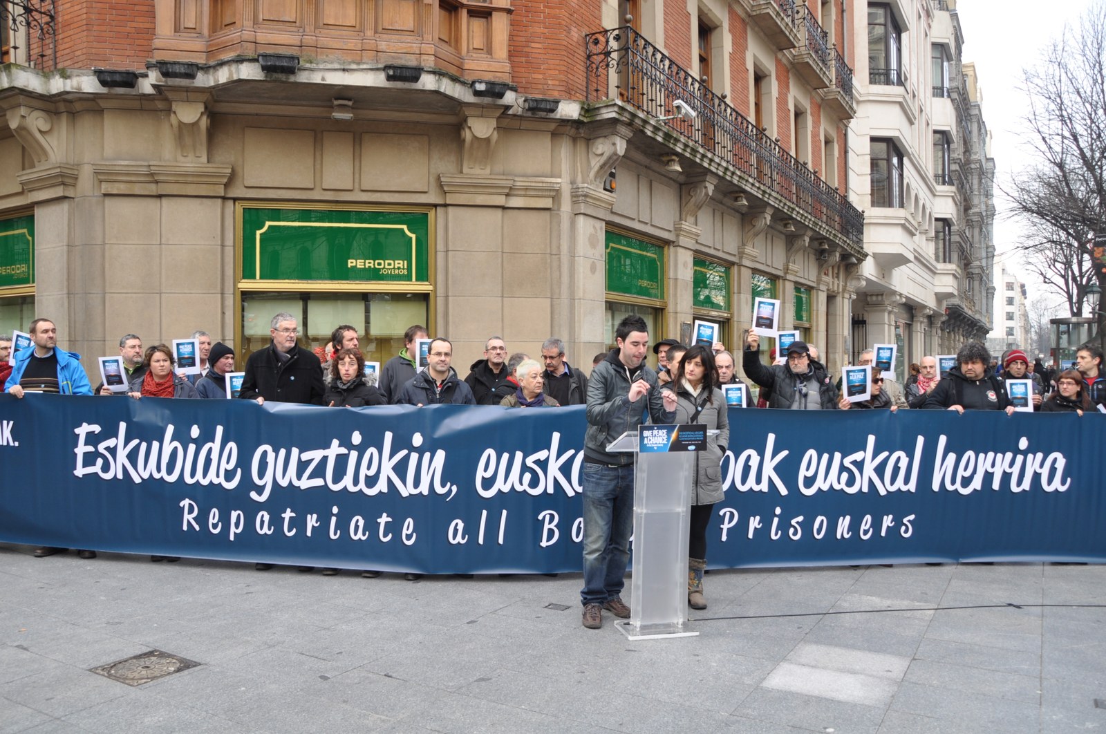 Sindikatu, alderdi eta eragile sozialetako ordezkariak elkarretaratu dira Bilbon Herrira elkarteak deituta