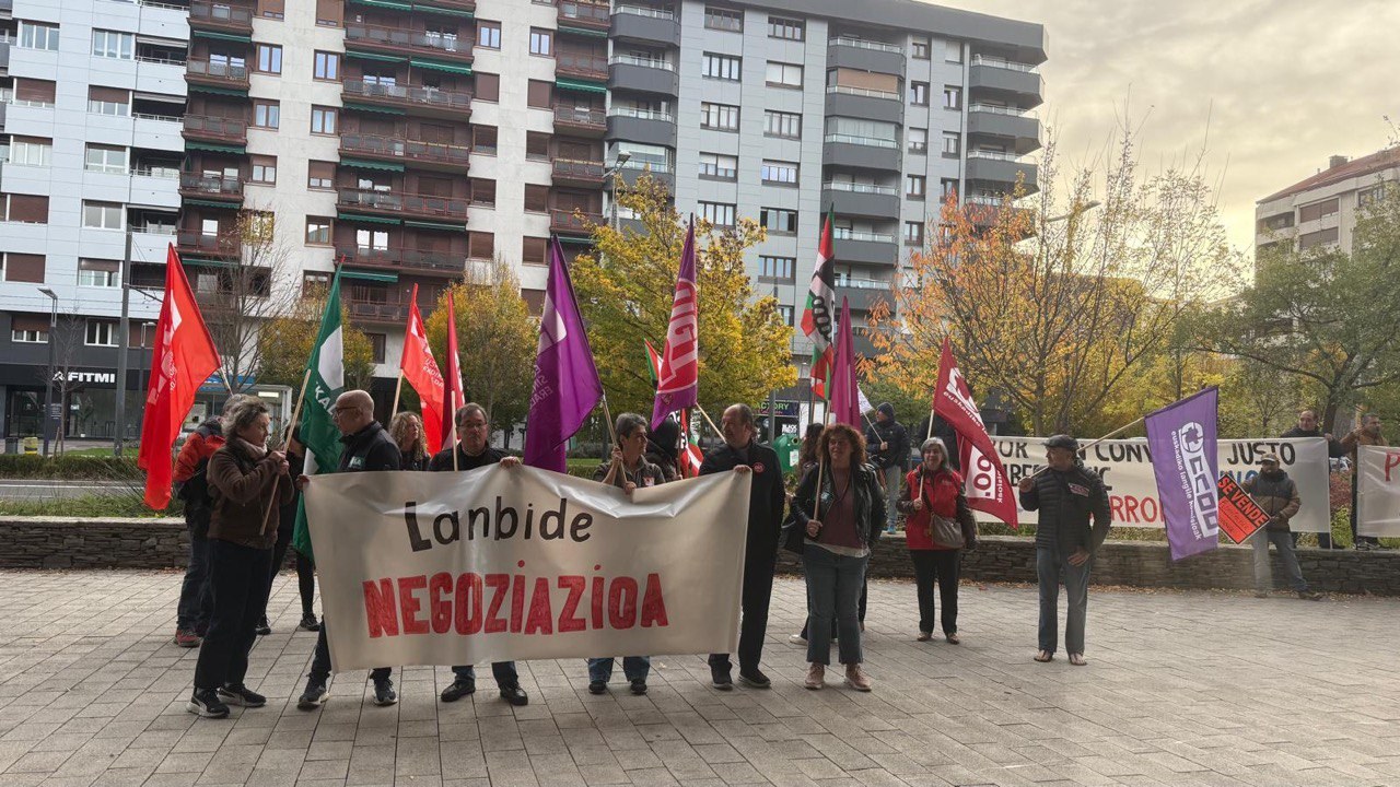 Sindikatu guztiek antolaketan dagoen kaosa eta lan eskubideen galera salatu dute