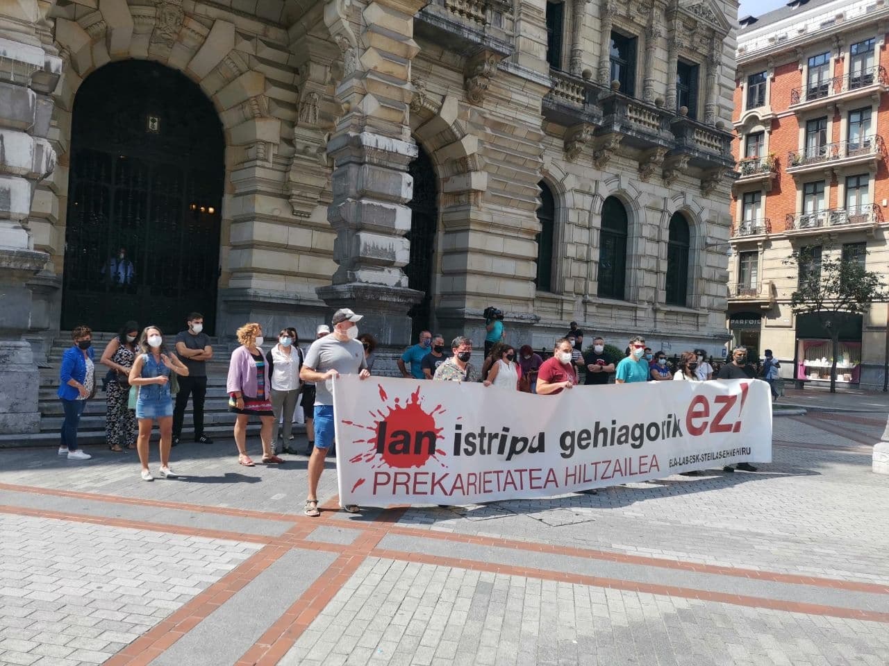 Sindikatuek azken lan istripu hilgarria salatu dute Bizkaiko Aldundiaren aurrean