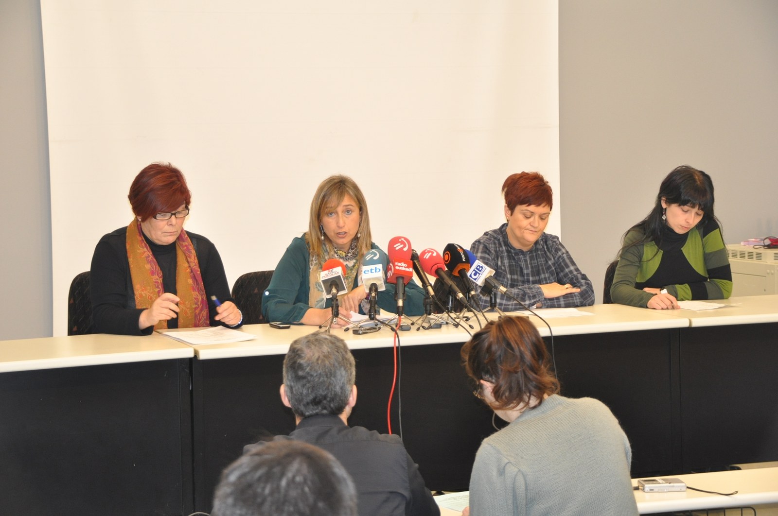 Sindikatuek elkarretaratzeak egingo dituzte urtarrilaren 8an irekitzen duten denden aurrean