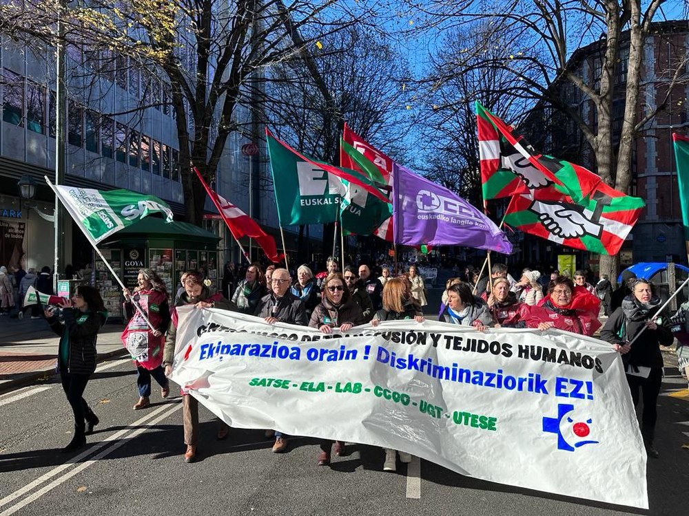 Soldata diskriminazioa salatzeko manifestazioa egin dute Bilbon Osakidetzako TGEEZko langileek