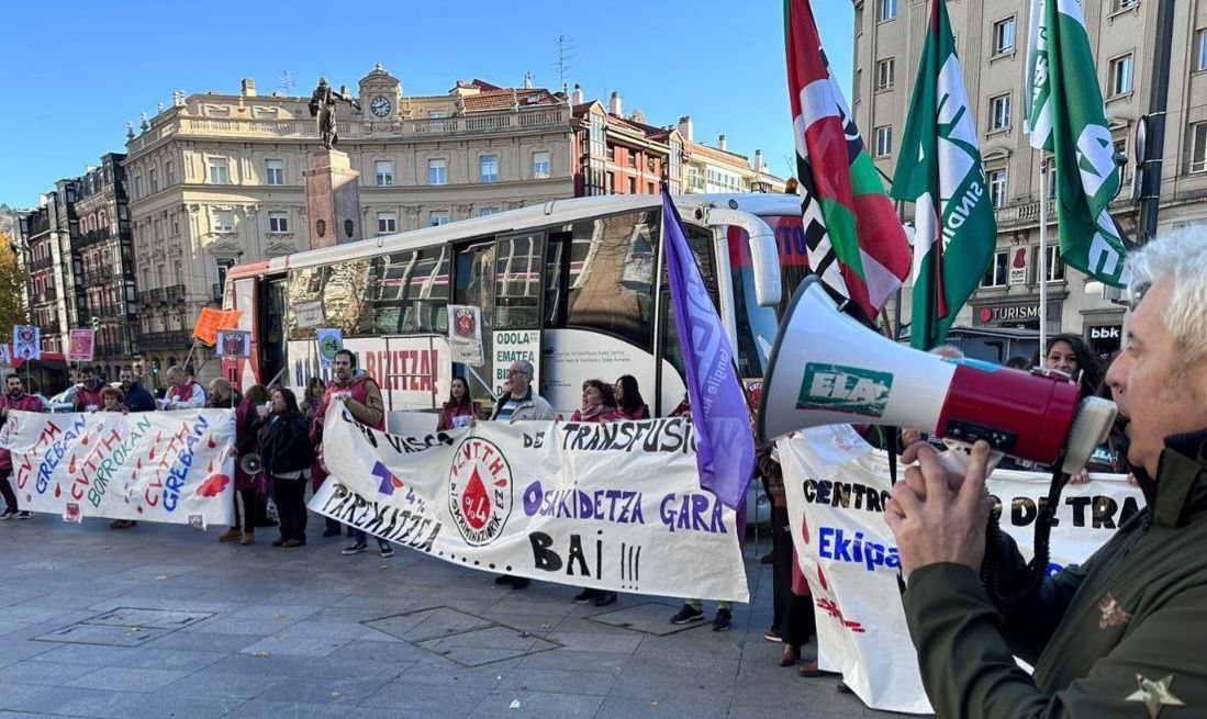 Soldata diskriminazioa salatzeko manifestazioa egin dute Bilbon Osakidetzako TGEEZko langileek