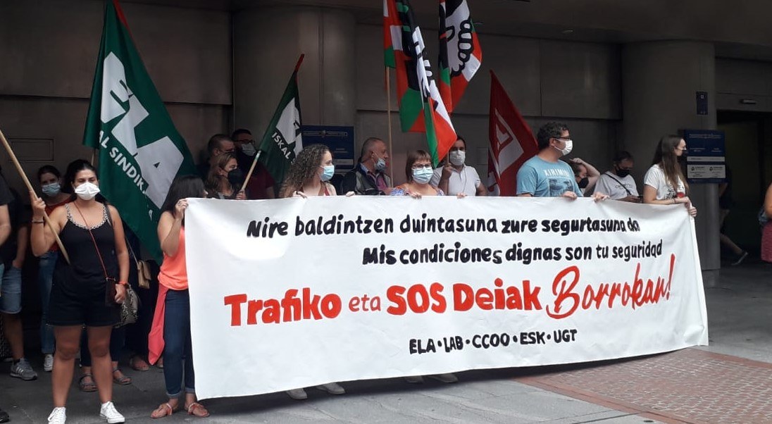 SOS Deiak eta Trafikoa arreta zerbitzuetako langileek kontzentrazioa egin dute lan baldintza duinak eskatzeko