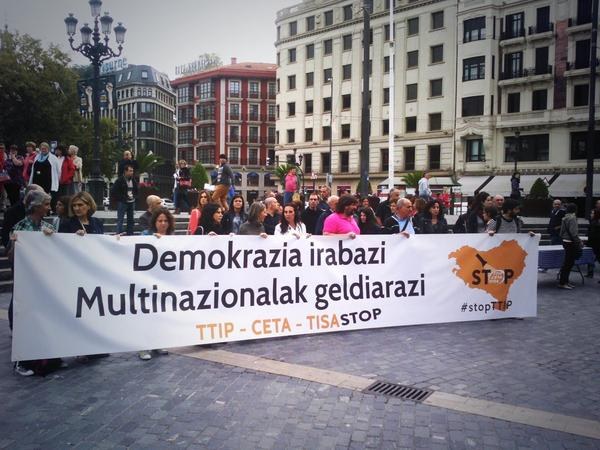 TTIP, merkataritza librearen agenda korporatiboa salatzeko elkarrateratzeak egin dira Bilbo eta Iruñean