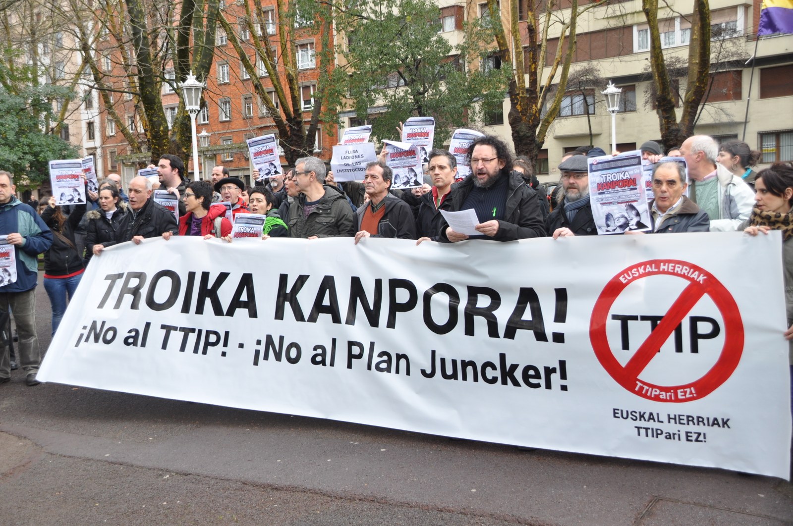 TTIPik gabeko Euskal Herria aldarrikatu dute manifestariek TTIPik gabeko Euskal Herria aldarrikatu dute manifestariek