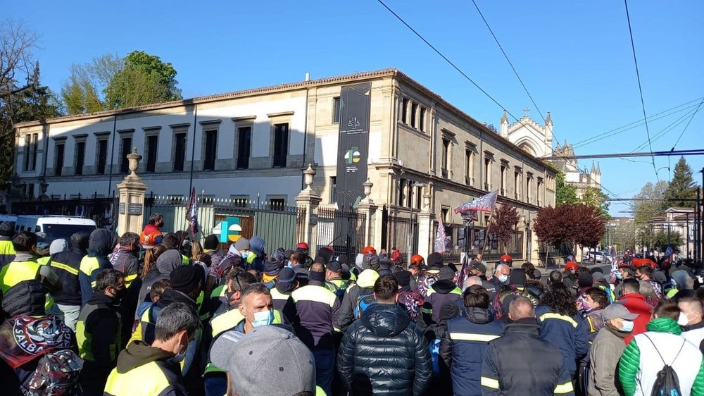 Tubacexeko langileek elkarretaratzea egin dute Eusko Legebiltzarraren aurrean, erakundeen babesa eskatzeko
