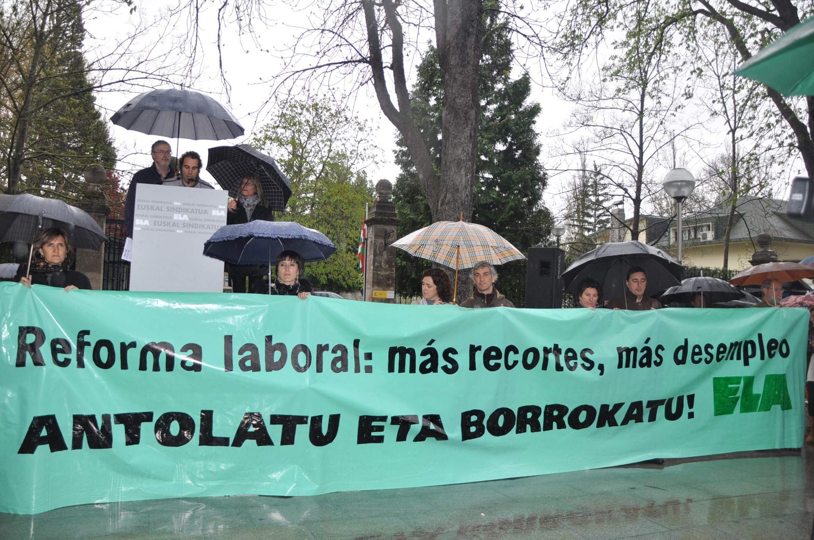 Muñoz: “Benetako krisi politiko bat eragiteko unea iritsi da; Rajoyk agintzen duena ez da bete behar”