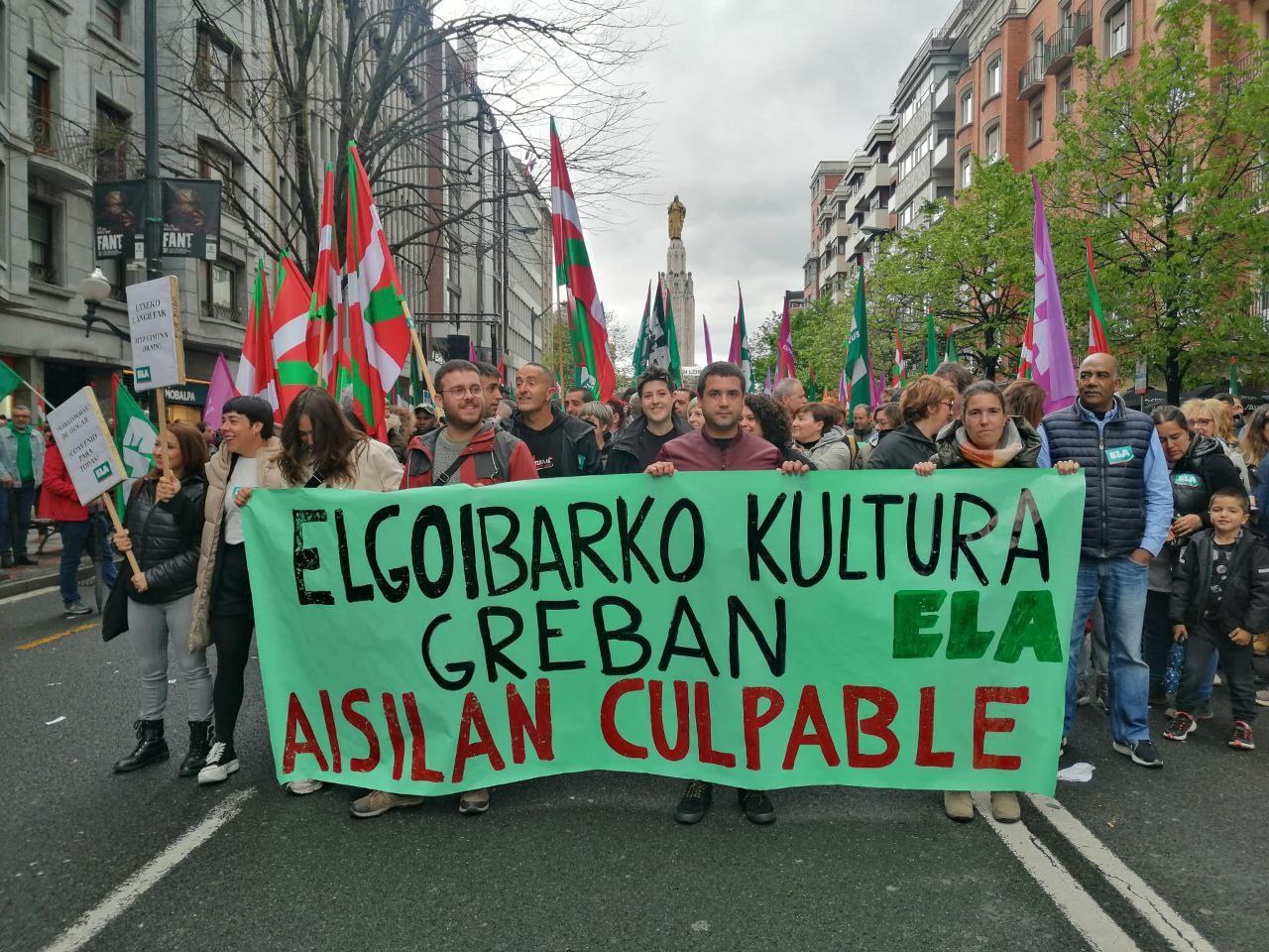 Udalak eta Herri Antzokia kudeatzen duen enpresak ez diete bilera eskaeri erantzuten langileek hilabete greba bete arren