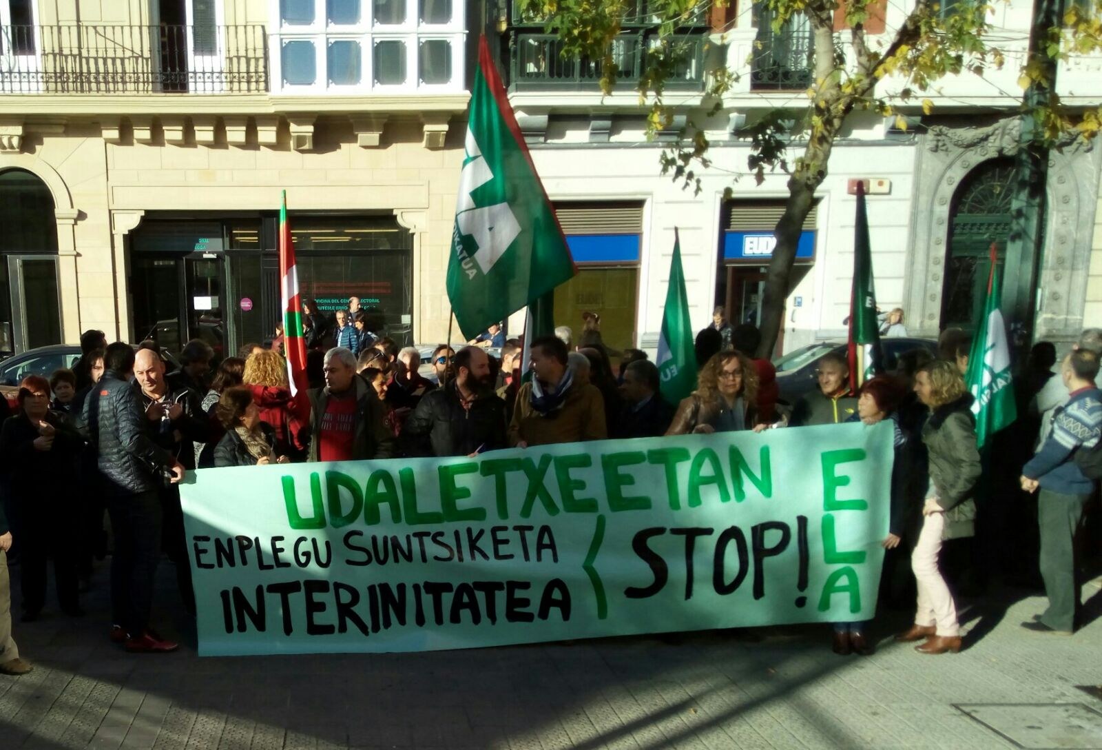 Udalez udal negoziazio mahaiak zabaltzea kontratazioan ematen diren irregulartasunak aztertzeko eskatu du ELAk