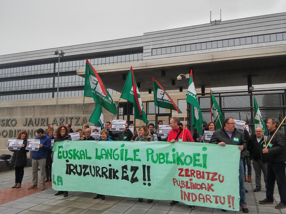 Urkulluren gobernua Estatuko gobernua gainditu nahian dabil, enplegua eta lan-baldintzak suntsitzeko lehian