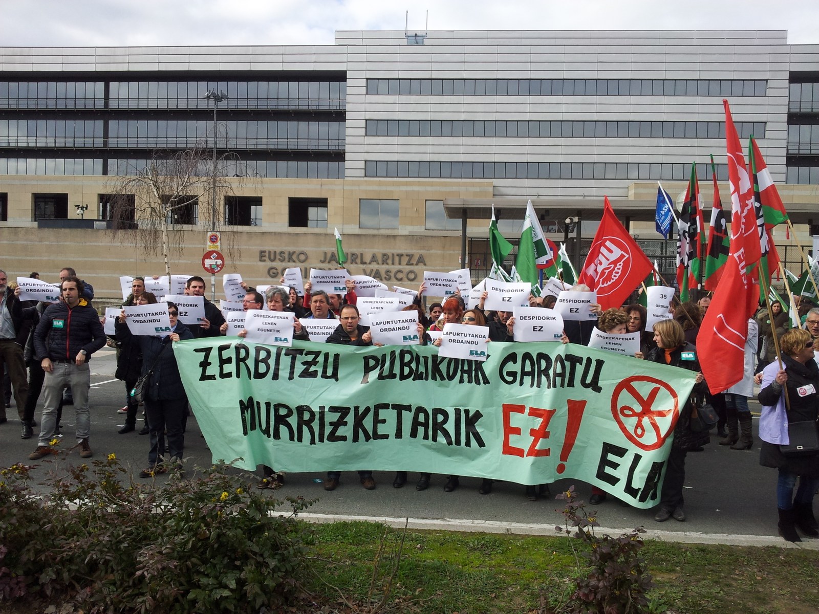 Urkulluren gobernuak enplegua suntsitzearen aldeko apustua egin du funtzio publikoaren mahaian