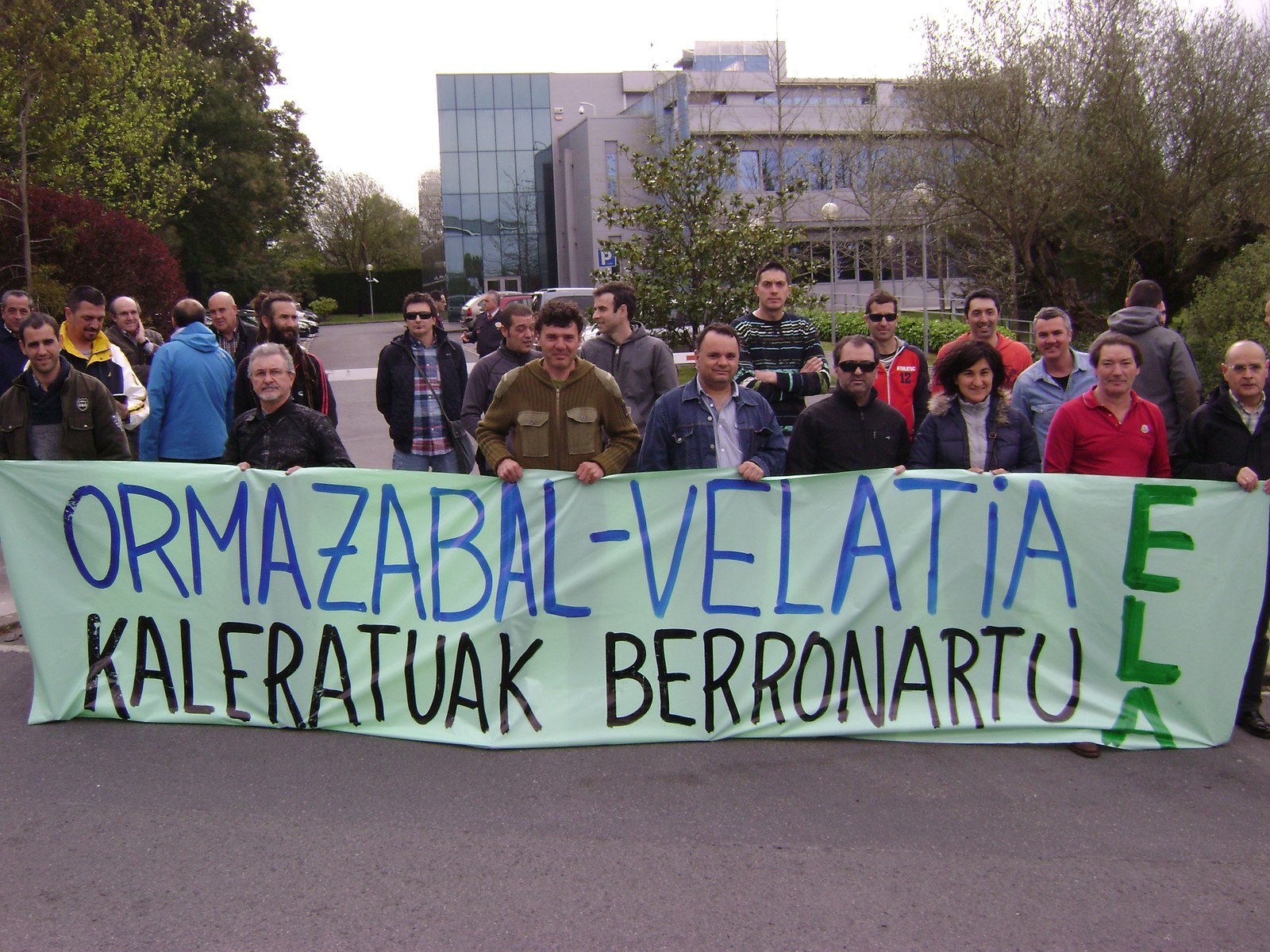 Velatia taldeko Ormazabal enpresako kaleratzeak salatzeko elkarretaratzea