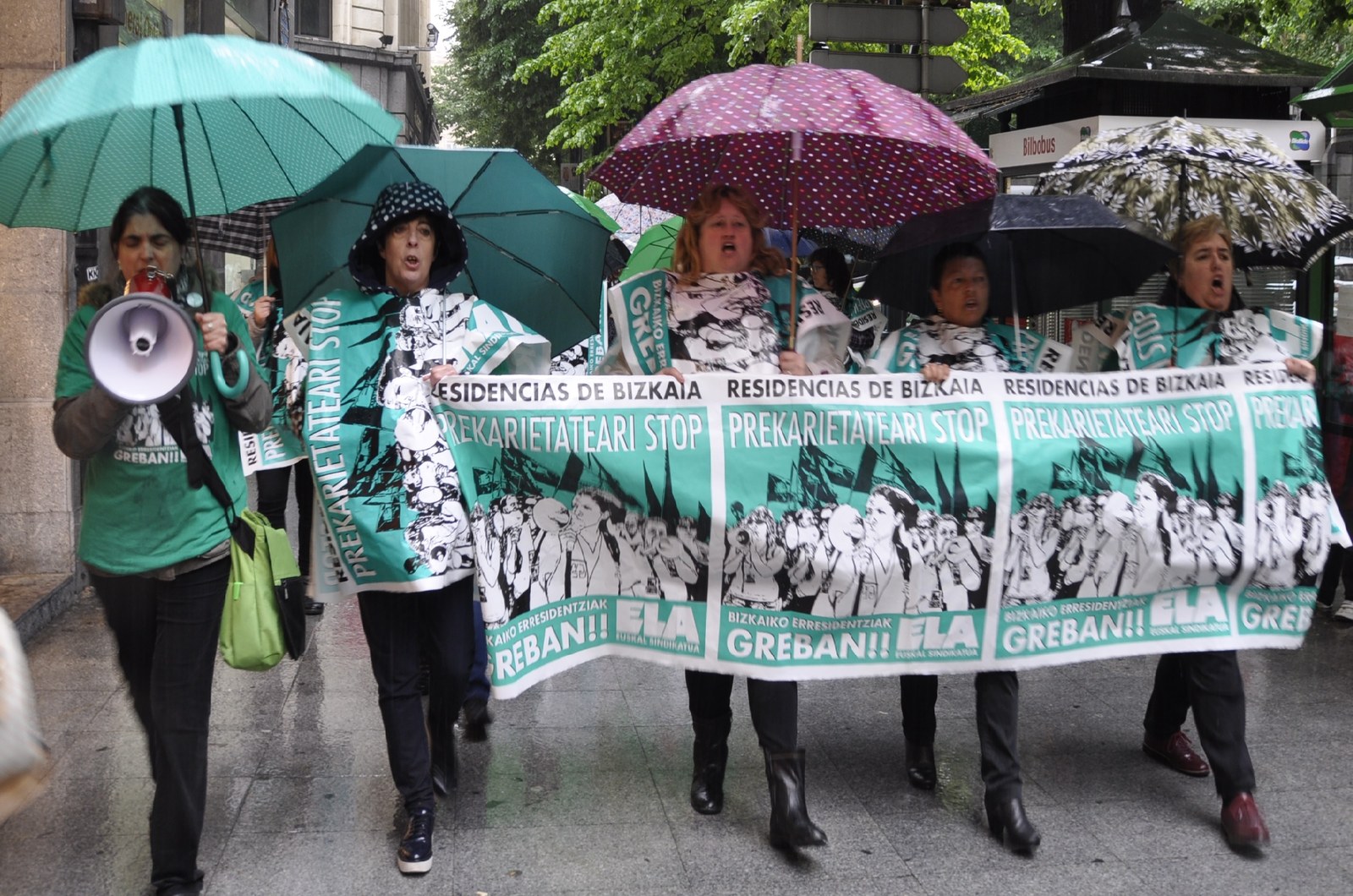 Diputazioak enpresei eskaintzen ez duten zerbitzu batengatik ordaintzen jarraitzen die