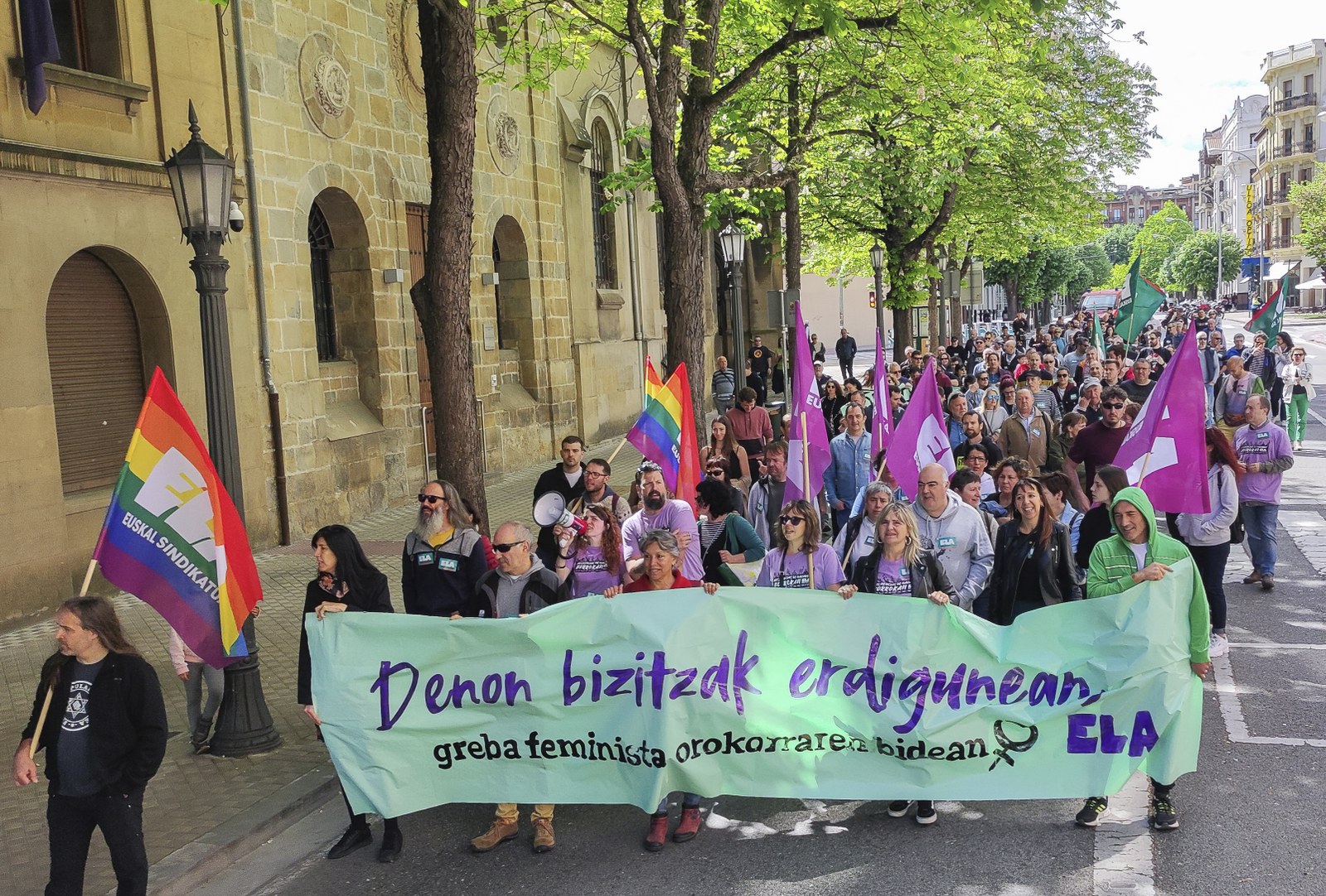 Zaintzak erdigunean, grebara