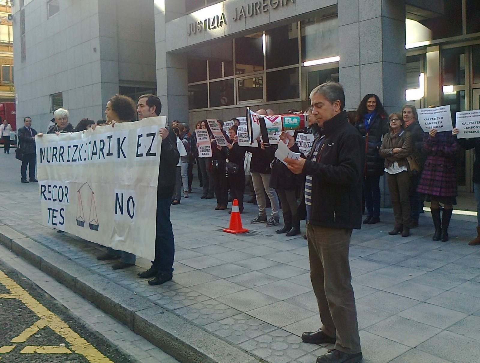 Zerbitzu publikoak desegiteko eta enplegua suntsitzeko beste urrats bat