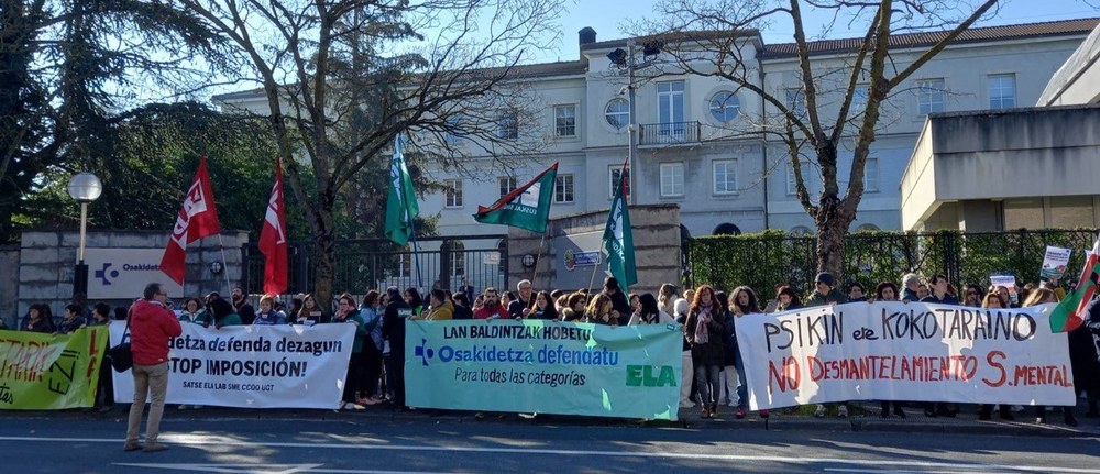 Zerbitzuen egoera, negoziazio mahaiaren blokeoa eta LEPen eskandalua salatzeko txistualdia egin dute sindikatuek
