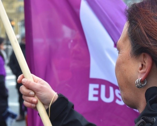 Emakumeek gizonek baino 6.849 euro gutxiago irabazten dituzte Nafarroan