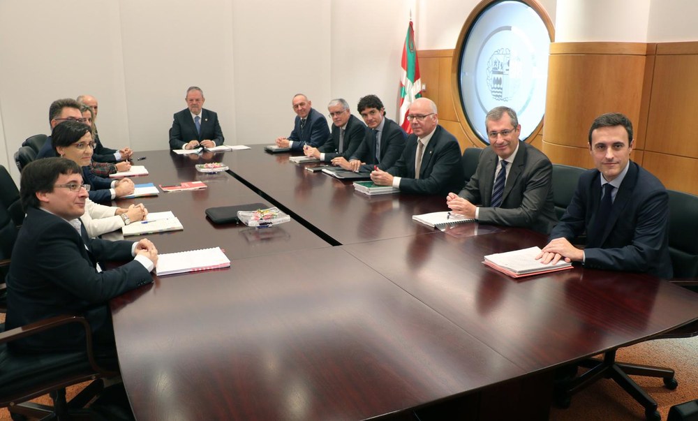 Eusko Jaurlaritzak eta Foru Aldundiek ez dituzte aurrekontuak gehitu nahi behar sozialei aurre egiteko