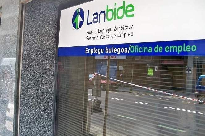 Lau gaztetik bat lanik gabe dago